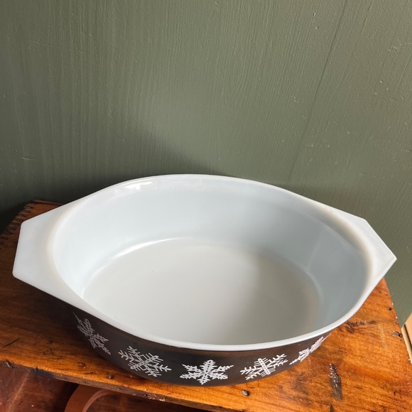 Vintage Black Snowflake Pyrex 2.5 QT Casserole Dish with Lid - Picture 5 of 8